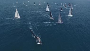 Vue aérienne d’une traversée à la voile dans la Région de Valencia